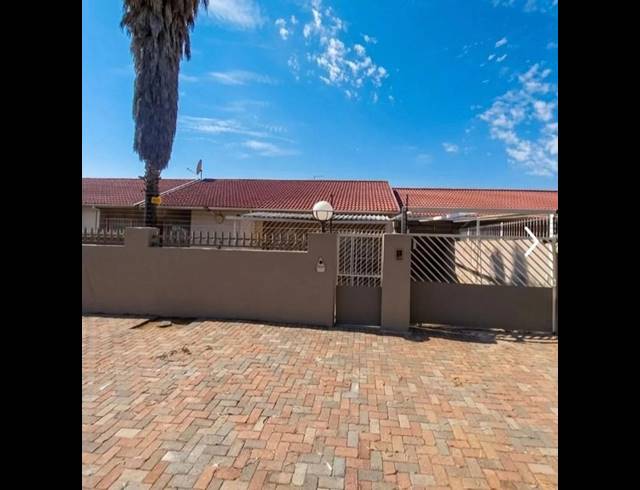 3 BEDROOM TOWNHOUSE FOR SALE IN RYNSOORD